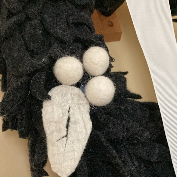 Felted wool wreath - Picture 2 of 3